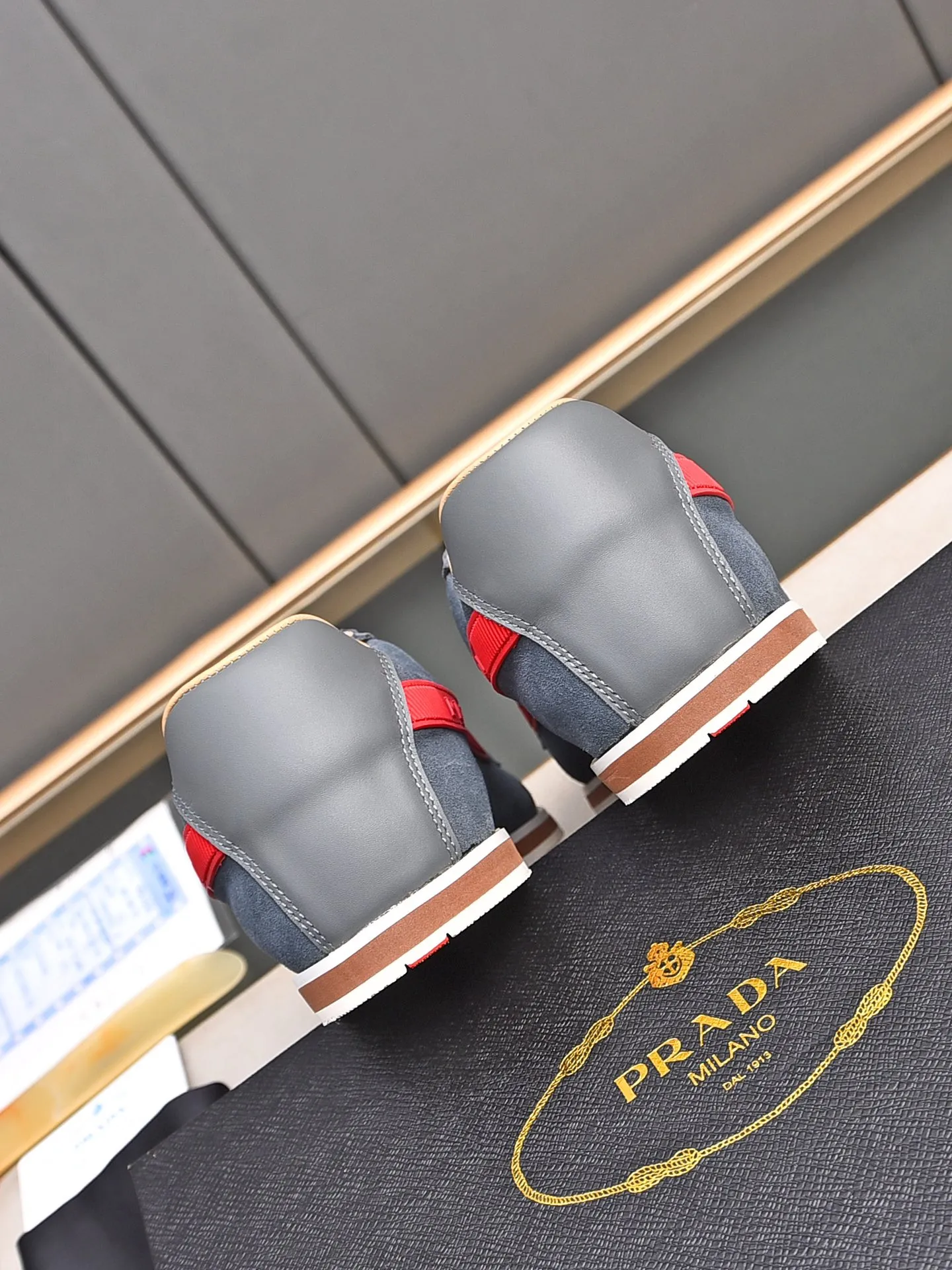 Men's shoes 💰440 Prada/Prada's new men's thin-soled casual shoes, fashionable and elegant style. Made of first-layer frosted cowhide. The lining is soft, comfortable and breathable. The shoe body is marked with letter LOGO. The details are carefully crafted. Lightweight foam sole, fashionable and versatile! Size: 38-44 (45 customized)